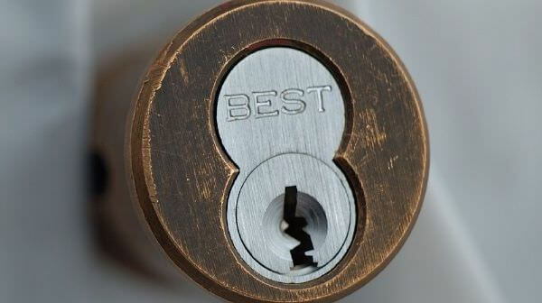 Замена личинки замка входной двери в Томске